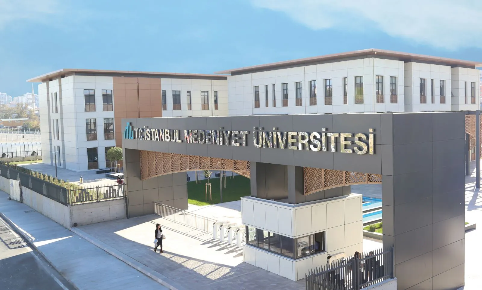 İstanbul Medeniyet Üniversitesi girişi